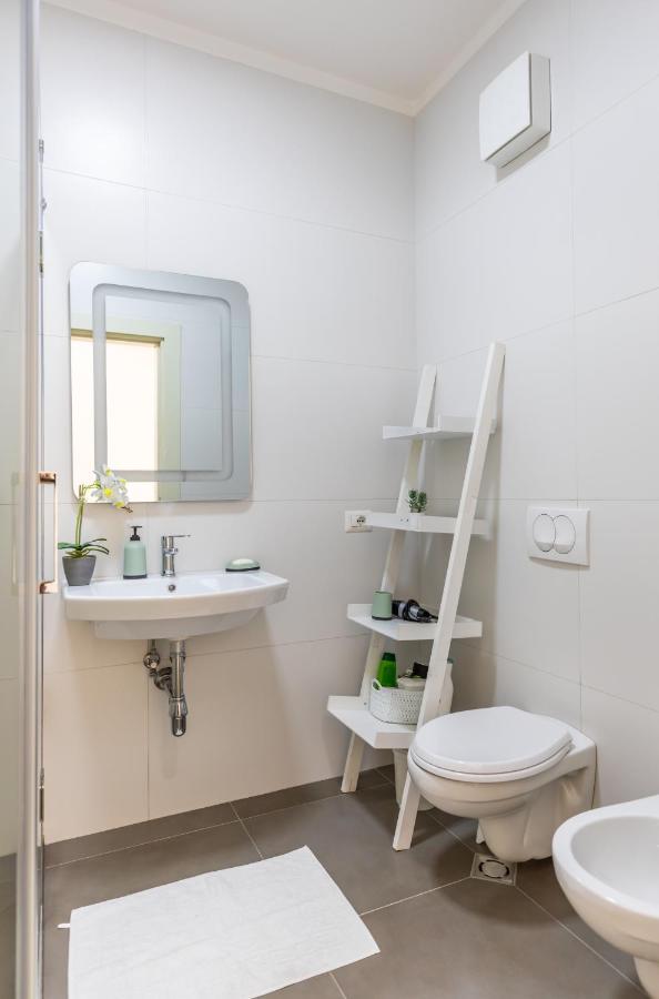 New Apartament Lägenhet Tirana Exteriör bild